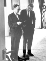 Schlesinger and Kennedy in 1962<br />
